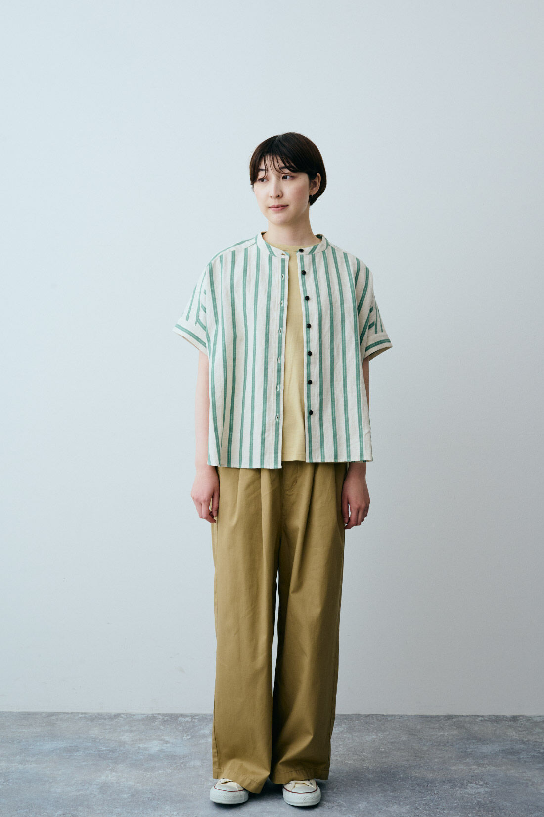 THREE FIFTY STANDARD|コットンリネンストライプシャツＧＲ　ＴＦＳとタックイージーチノパンツカーキベージュ　ＴＦＳのコーディネート
