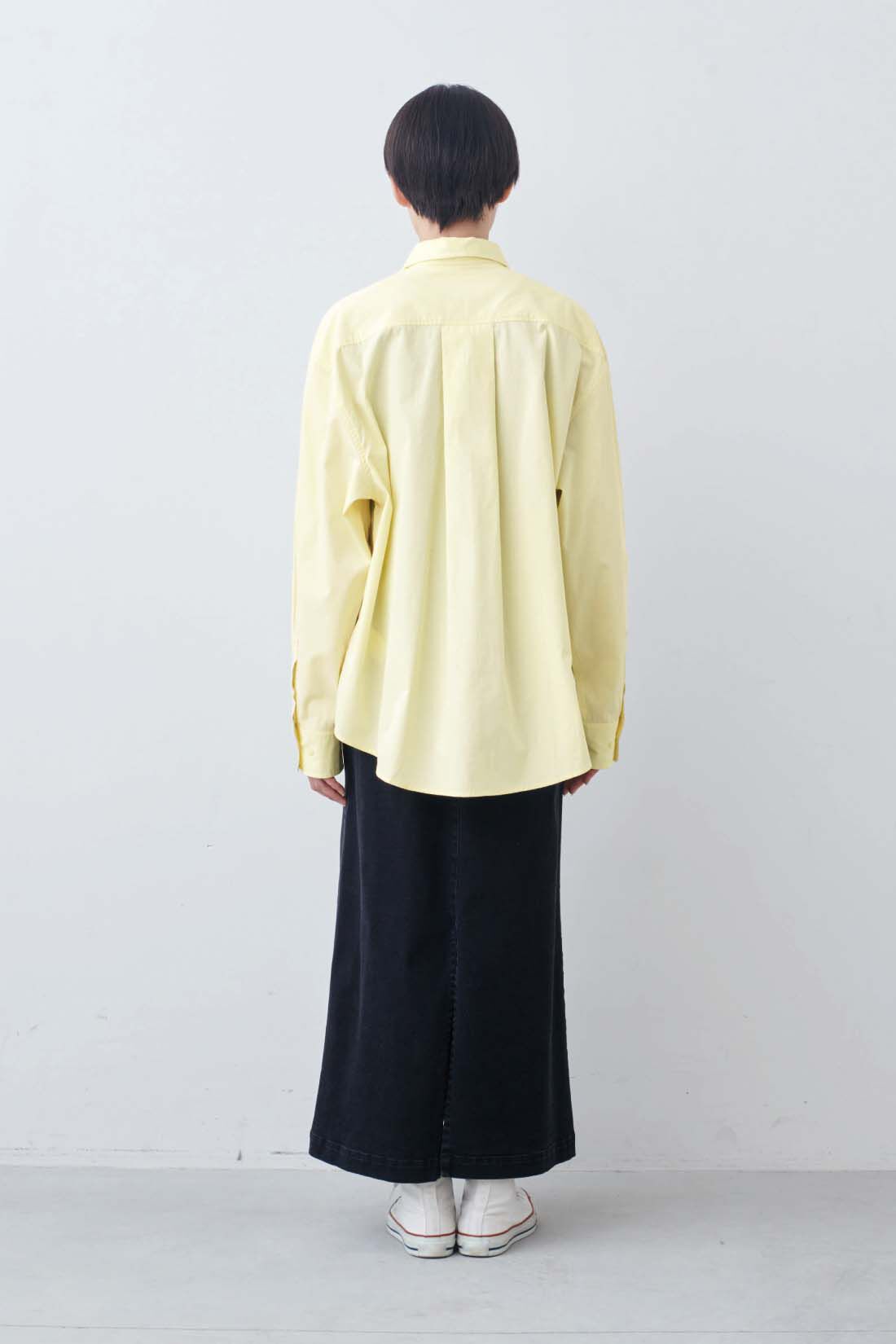 THREE FIFTY STANDARD|シックなウォッシュドブラックデニムのスカートのコーディネート