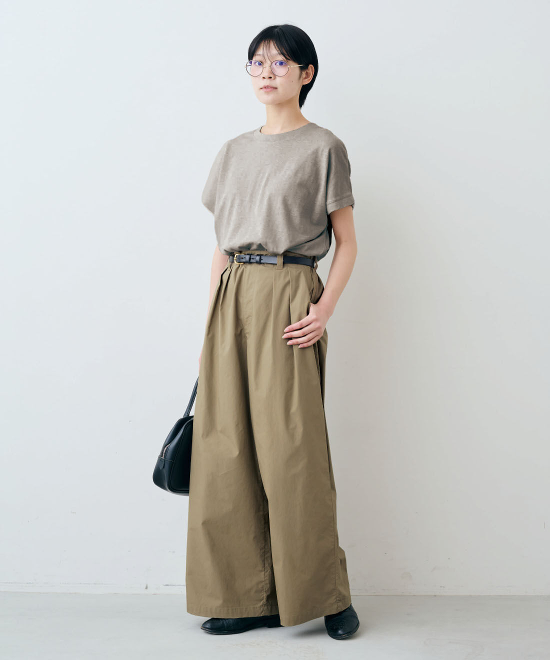 THREE FIFTY STANDARD［スリーフィフティースタンダード］|THREE FIFTY STANDARD　光沢感がきれいな接触冷感素材のワイドパンツ〈カーキベージュ〉|モデル身長：163cm　着用サイズ：M