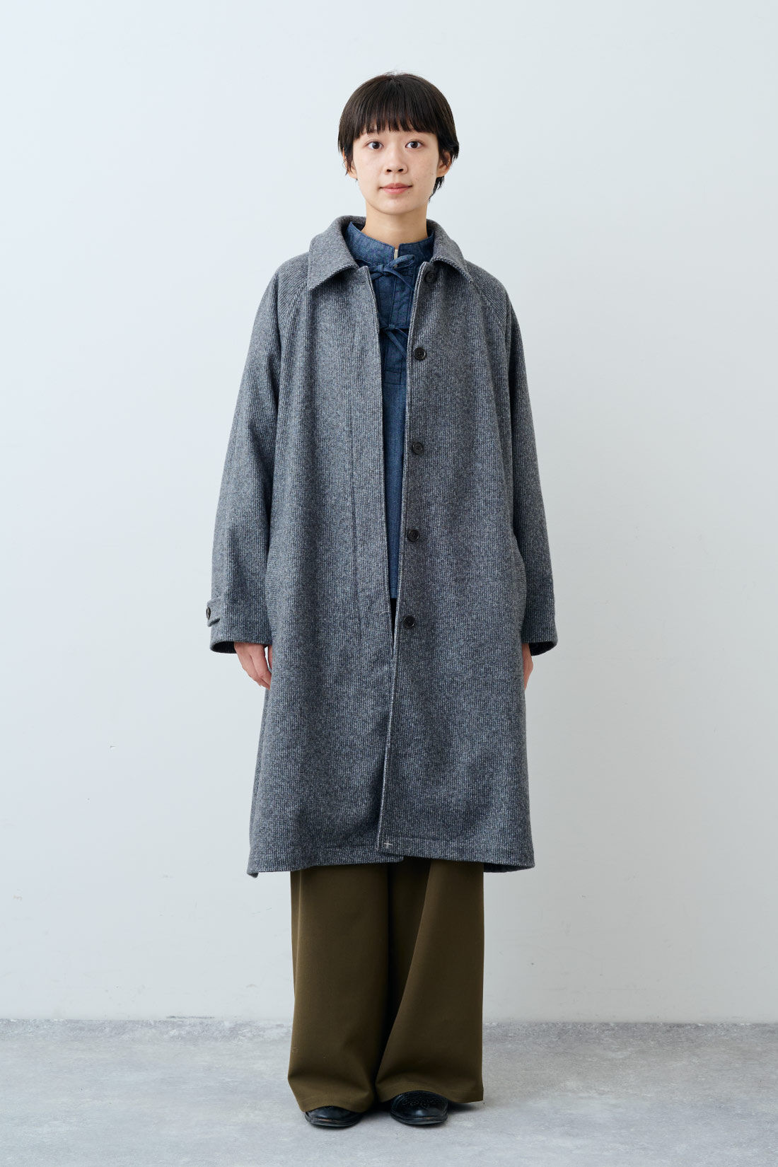 THREE FIFTY STANDARD|小谷 実由さんと作った チェック柄のアンクルコート〈グレー〉とフライス編みのストレッチラグランスリーブTシャツの会とゆるっとワイドパンツ〈カーキ〉のコーディネート|モデル身長：163cm 着用サイズ：M