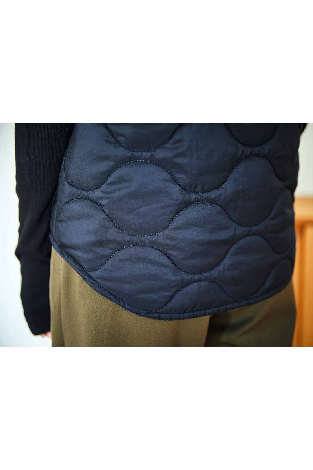 THREE FIFTY STANDARD|THREE FIFTY STANDARD　サーモライトのキルティングベスト〈ネイビー〉|後ろ身丈は少し長めで腰まわりを冷えから守ってくれます。