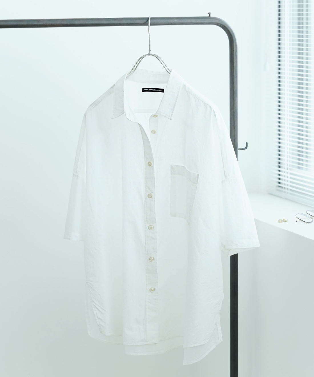 THREE FIFTY STANDARD［スリーフィフティースタンダード］|THREE FIFTY STANDARD　日本製のポンチョみたいな ゆるっとシルエットの綿麻シャツ〈オフホワイト〉