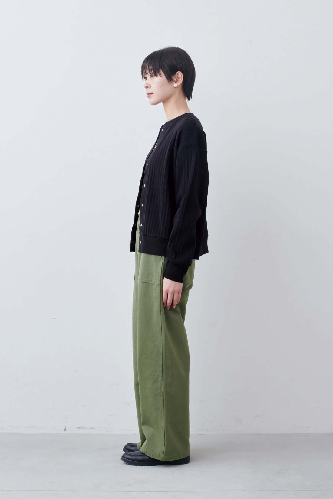 THREE FIFTY STANDARD|針抜きテレコのカットソーアンサンブル〈ブラック〉とベーシックなベイカーパンツ〈カーキグリーン〉のコーディネート