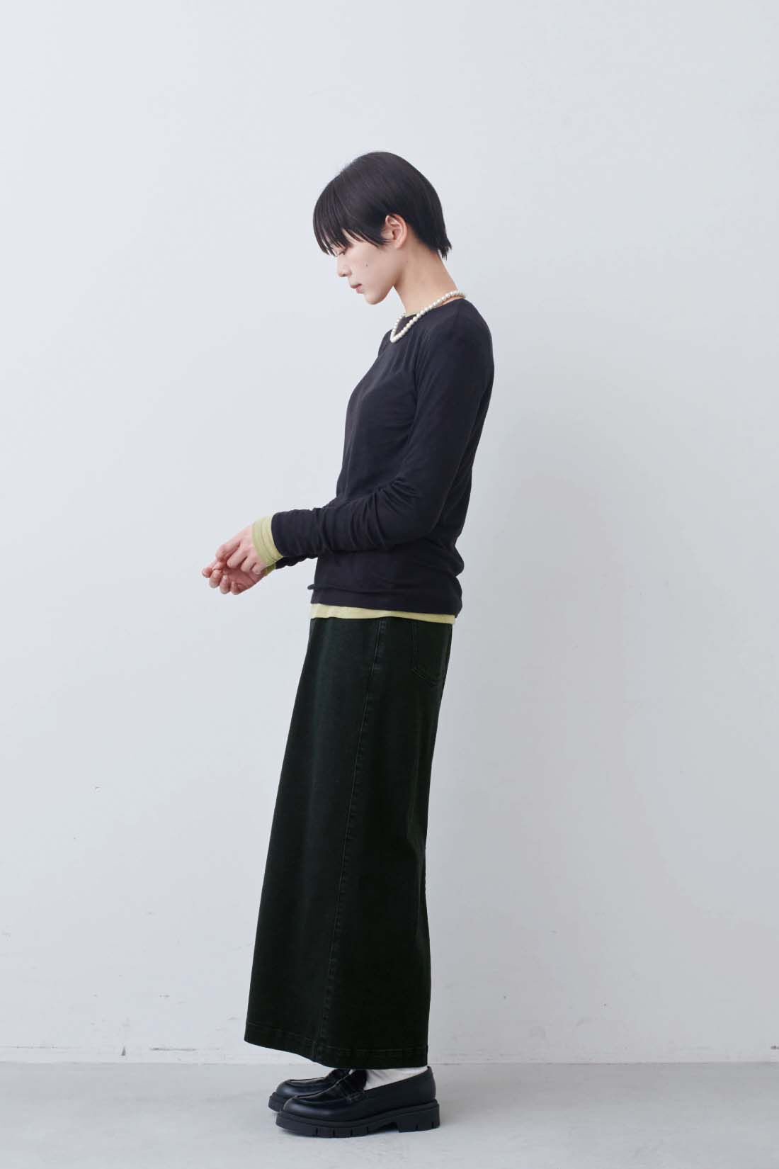 THREE FIFTY STANDARD|シックなウォッシュドブラックデニムのスカートのコーディネート