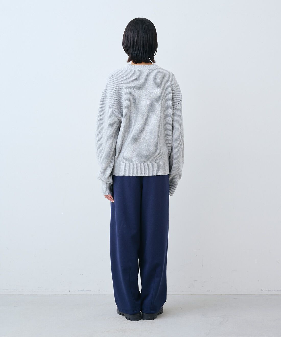 THREE FIFTY STANDARD|日本製リサイクル素材ニットセーター〈ライト杢グレー〉と裏起毛のあったかカットソー カーブパンツのコーディネート