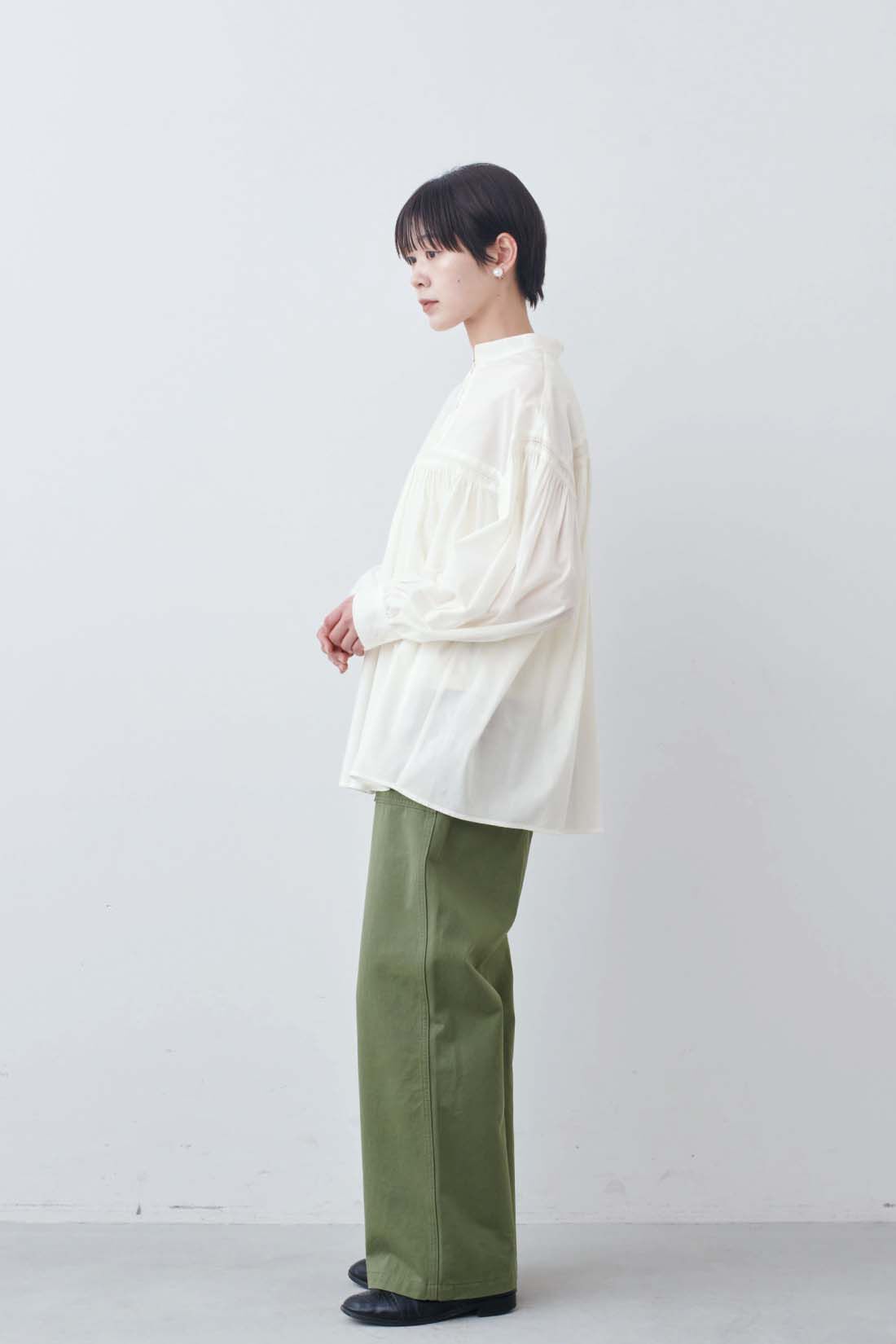 THREE FIFTY STANDARD|ピコ刺繍のコットンギャザーブラウス〈オフホワイト〉とガラスパールのイヤアクセサリーのコーディネート