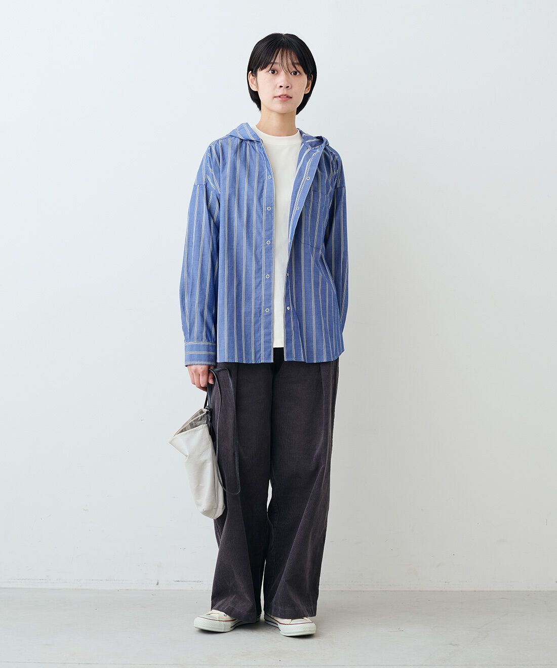 THREE FIFTY STANDARD［スリーフィフティースタンダード］|ストライプフーディーシャツＢＬ　ＴＦＳとＬＯＶＥ＆ＰＥＡＣＥ　Ｔシャツ　ＩＶ　ＴＦＳのコーディネート|モデル身長：163cm 着用サイズ：M