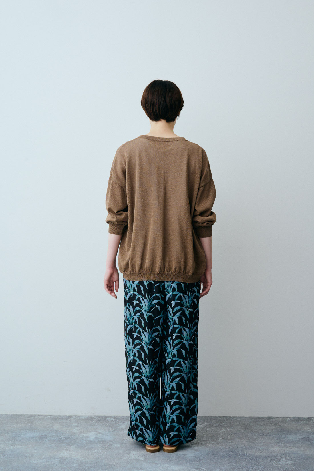 THREE FIFTY STANDARD|和紙ブレンドＶネックカーディガンＢＲ　ＴＦＳとミュルーズ染織美術館パンツＢＫ　ＴＦＳのコーディネート