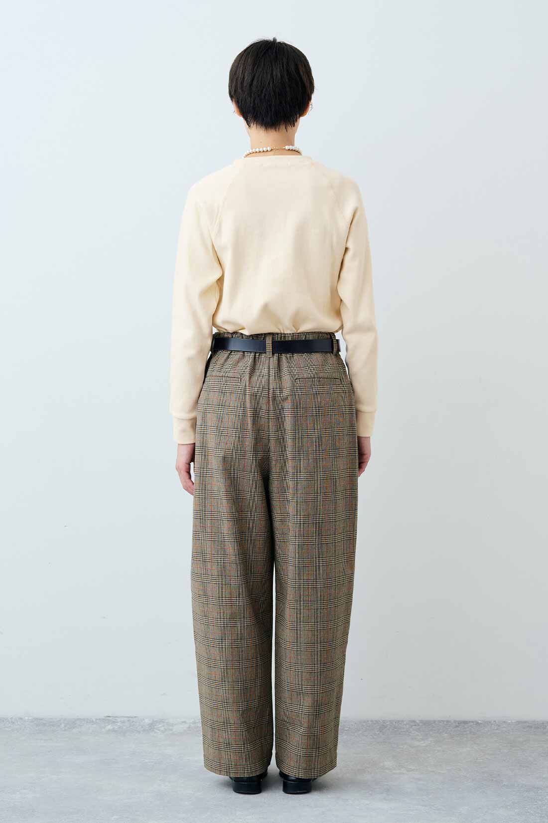 THREE FIFTY STANDARD|フライス編みのストレッチラグランスリーブTシャツの会とオレンジラインのチェックパンツのコーディネート|モデル身長：163cm 着用サイズ：M