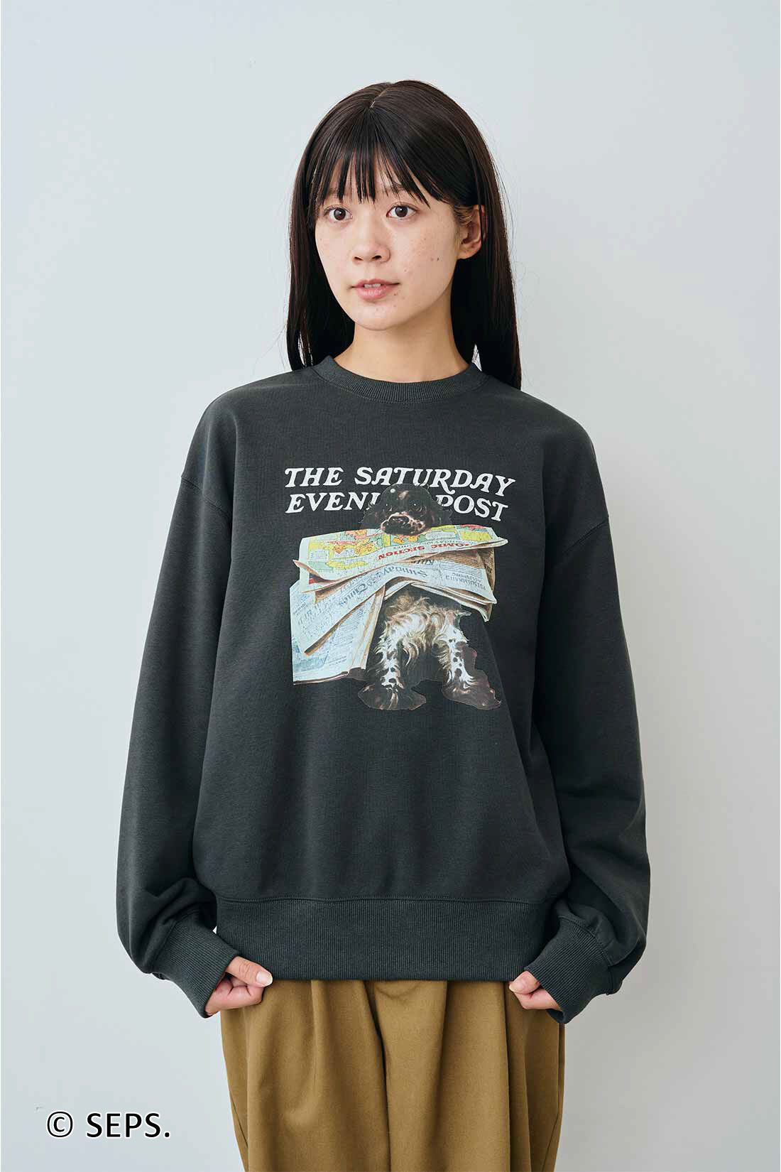THREE FIFTY STANDARD|THREE FIFTY STANDARD Saturday Evening Post ヴィンテージライクプリントトレーナー〈チャコールグレー〉|モデル身長：163cm　着用サイズ：M