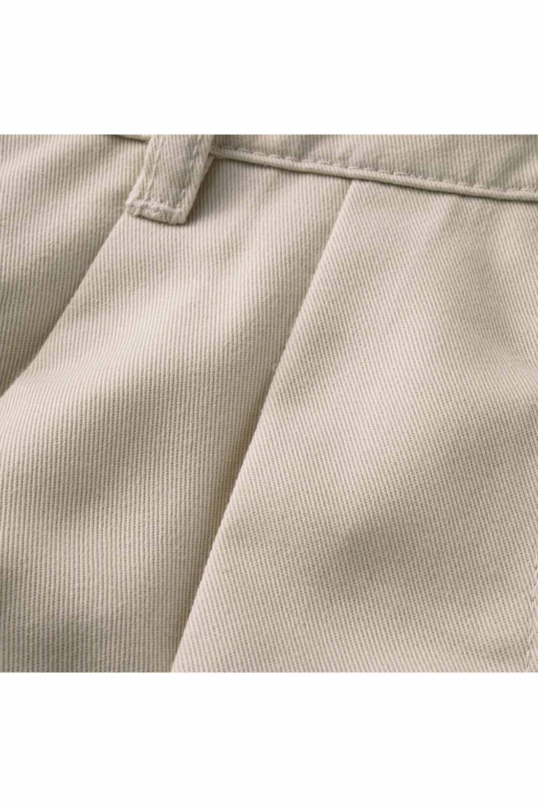 THREE FIFTY STANDARD|THREE FIFTY STANDARD スタンダードなチノパンツ〈ライトベージュ〉|内側に倒したインタックがスマートなラインを演出し、すっきりとした印象に。