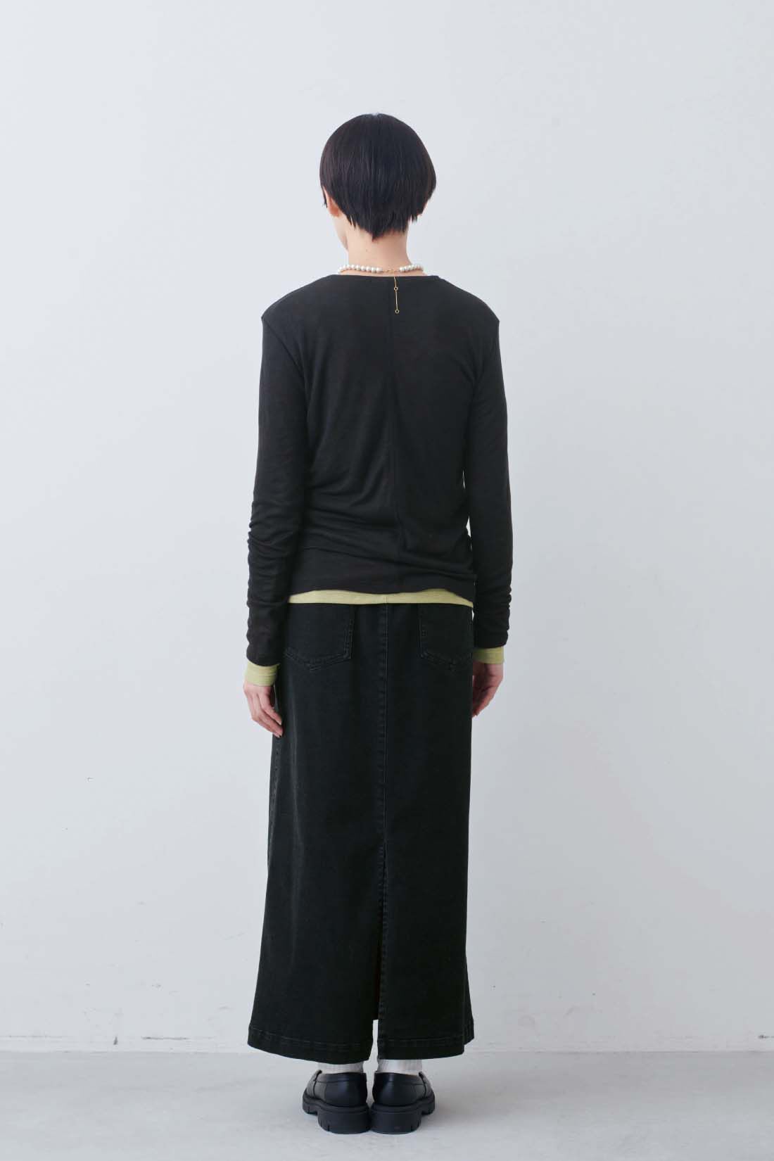 THREE FIFTY STANDARD|シックなウォッシュドブラックデニムのスカートのコーディネート