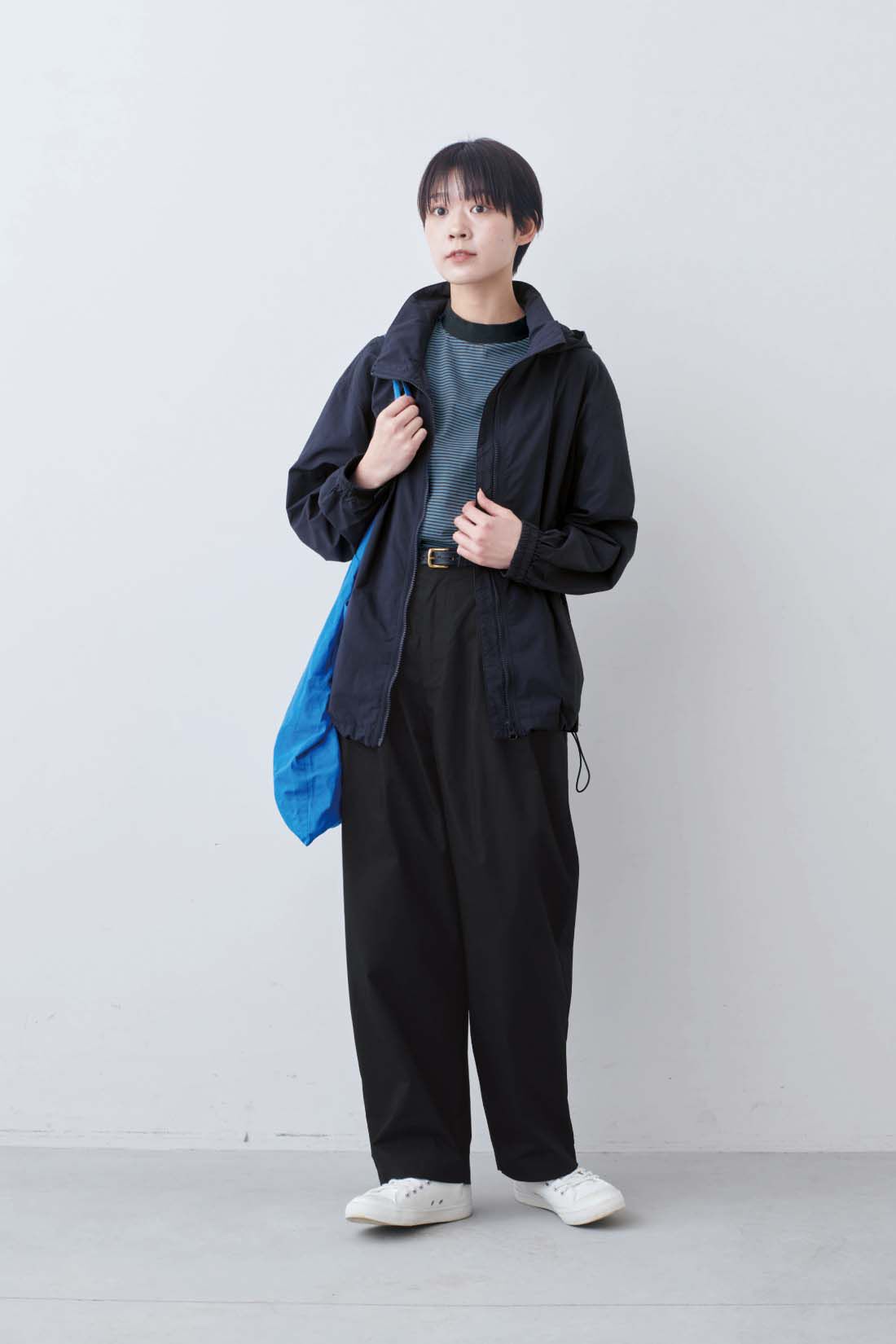 THREE FIFTY STANDARD|THREE FIFTY STANDARD　軽量ナイロンパーカー〈ネイビー〉|モデル身長：163cm　着用サイズ：M
