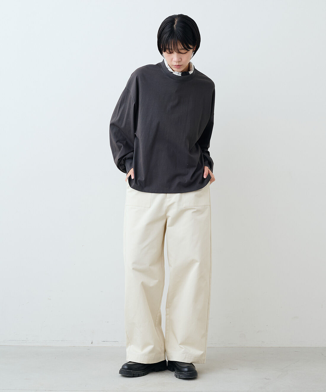 THREE FIFTY STANDARD［スリーフィフティースタンダード］|THREE FIFTY STANDARD　ワイドベイカーパンツ〈オフホワイト〉|モデル身長：163cm　着用サイズ：M