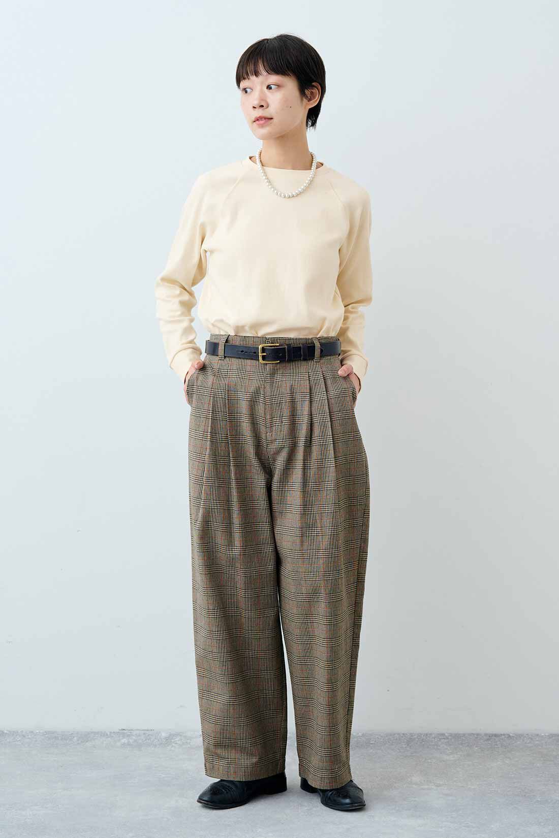 THREE FIFTY STANDARD|フライス編みのストレッチラグランスリーブTシャツの会とオレンジラインのチェックパンツのコーディネート|モデル身長：163cm 着用サイズ：M