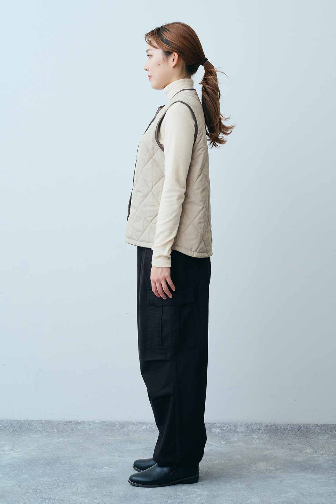 THREE FIFTY STANDARD|THREE FIFTY STANDARD リバーシブルでも着られる 中わたベスト〈チャコール×ベージュ〉|モデル身長：165cm　着用サイズ：M