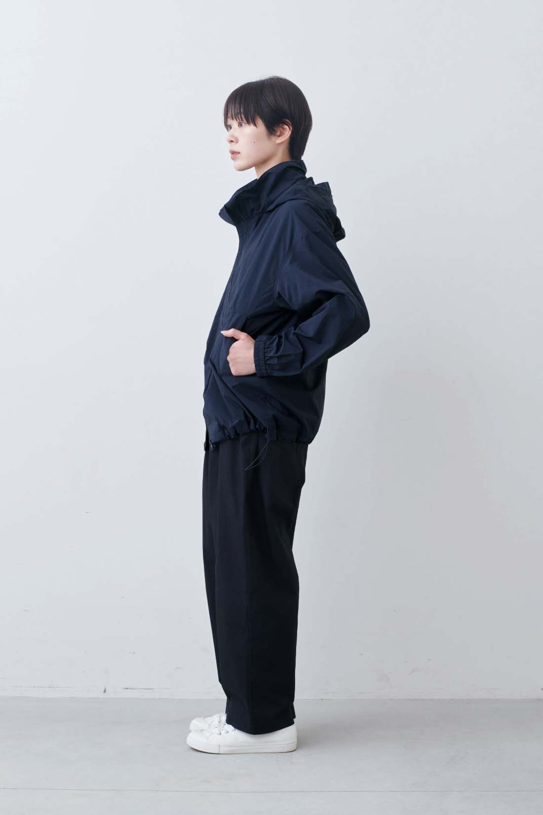 THREE FIFTY STANDARD|THREE FIFTY STANDARD　軽量ナイロンパーカー〈ネイビー〉|モデル身長：163cm　着用サイズ：M