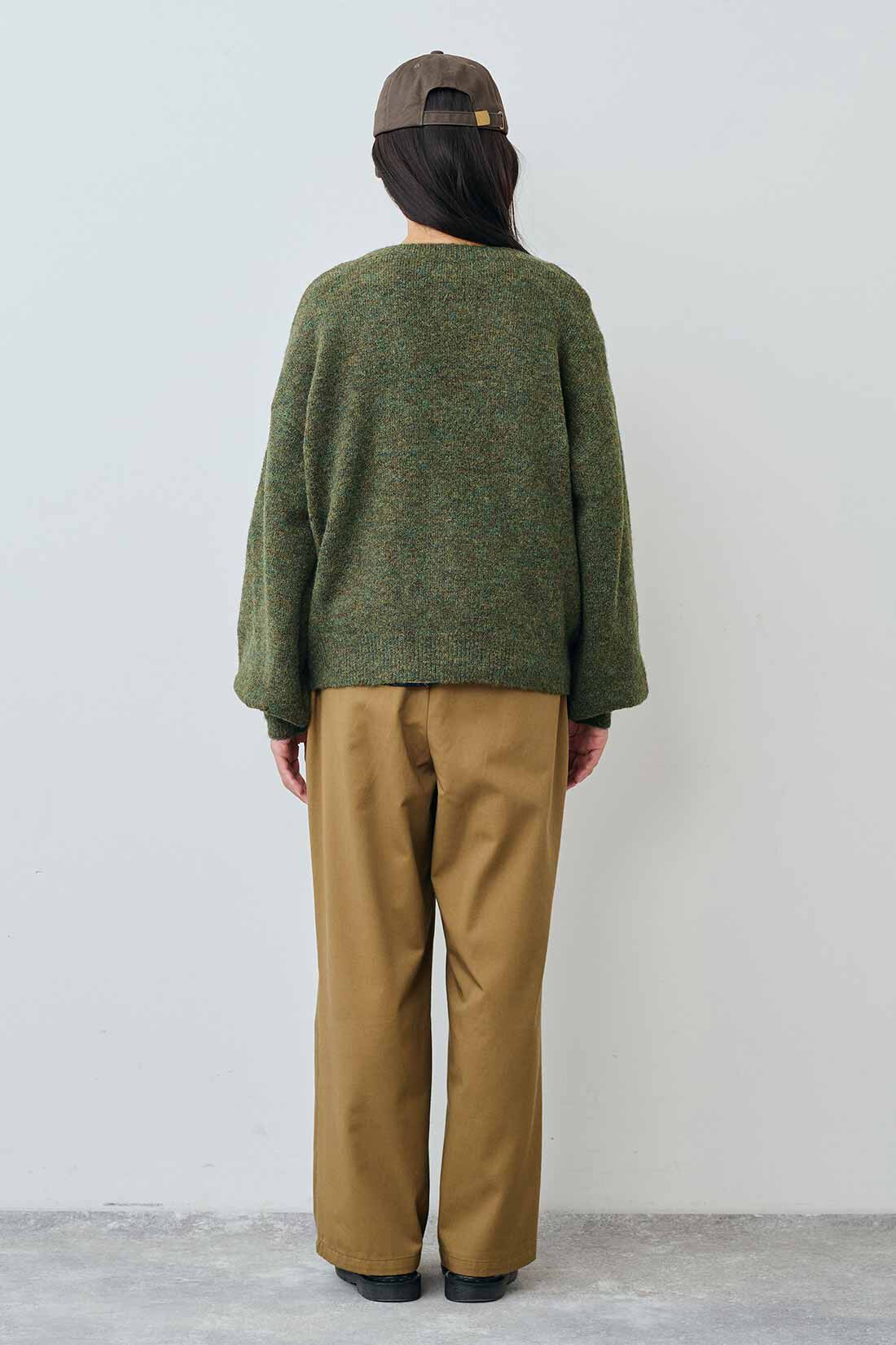 THREE FIFTY STANDARD|THREE FIFTY STANDARD やわらかタッチのVネックカーディガン〈モスグリーン〉|モデル身長：163cm　着用サイズ：M