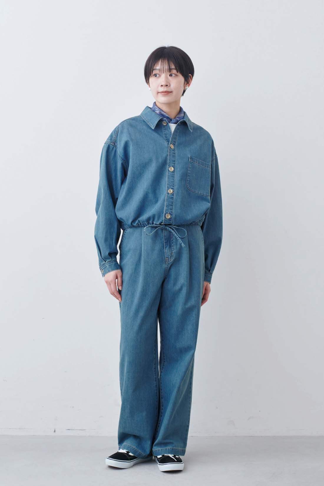 THREE FIFTY STANDARD|THREE FIFTY STANDARD　ライトデニムのタックワイドパンツ|モデル身長：163cm　着用サイズ：M