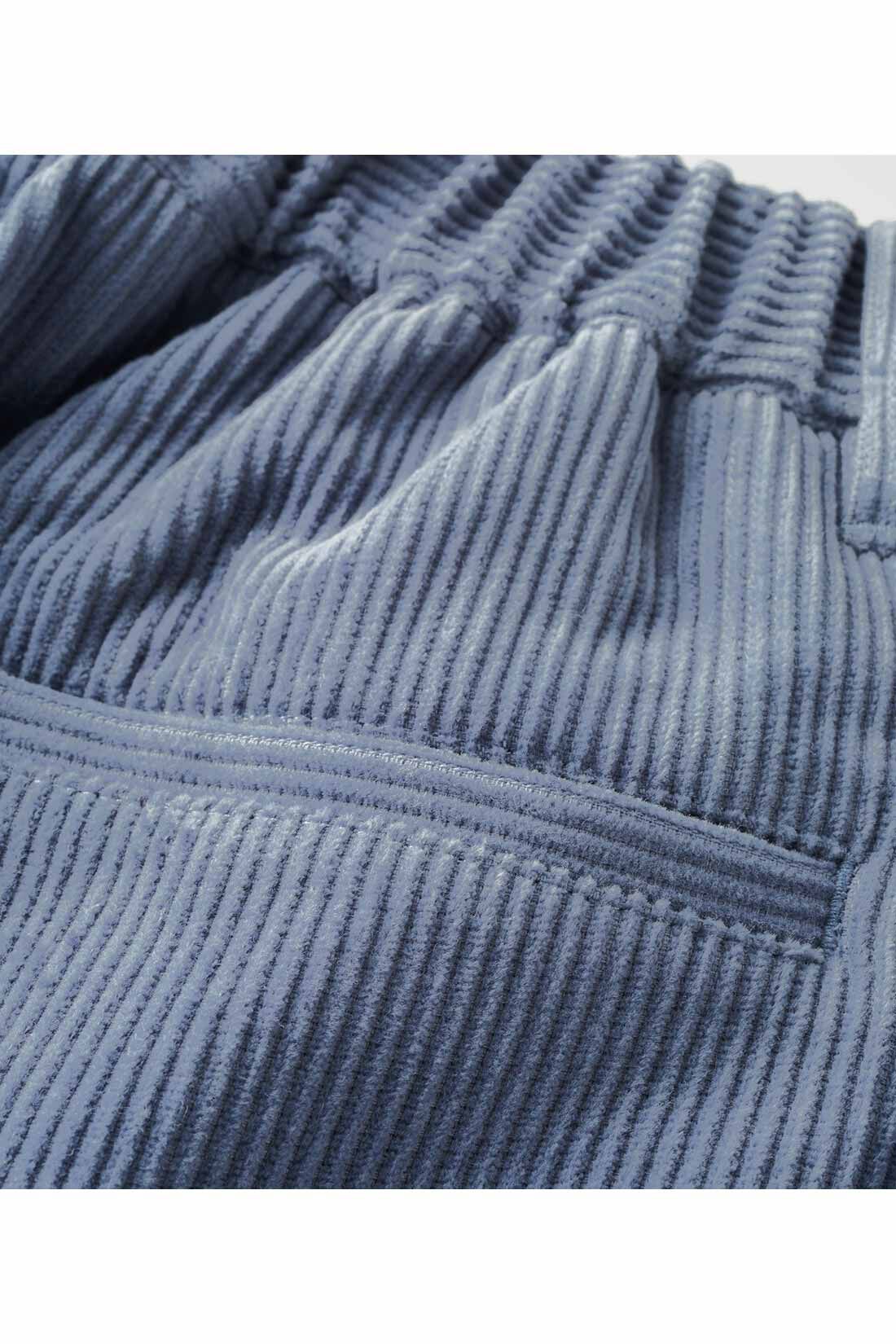 THREE FIFTY STANDARD|THREE FIFTY STANDARD コーデュロイタックテーパードパンツ〈グレイッシュブルー〉|気になるからだのラインをカバーしてくれる、ちょうどいいうねの太さと厚みのコーデュロイ生地。