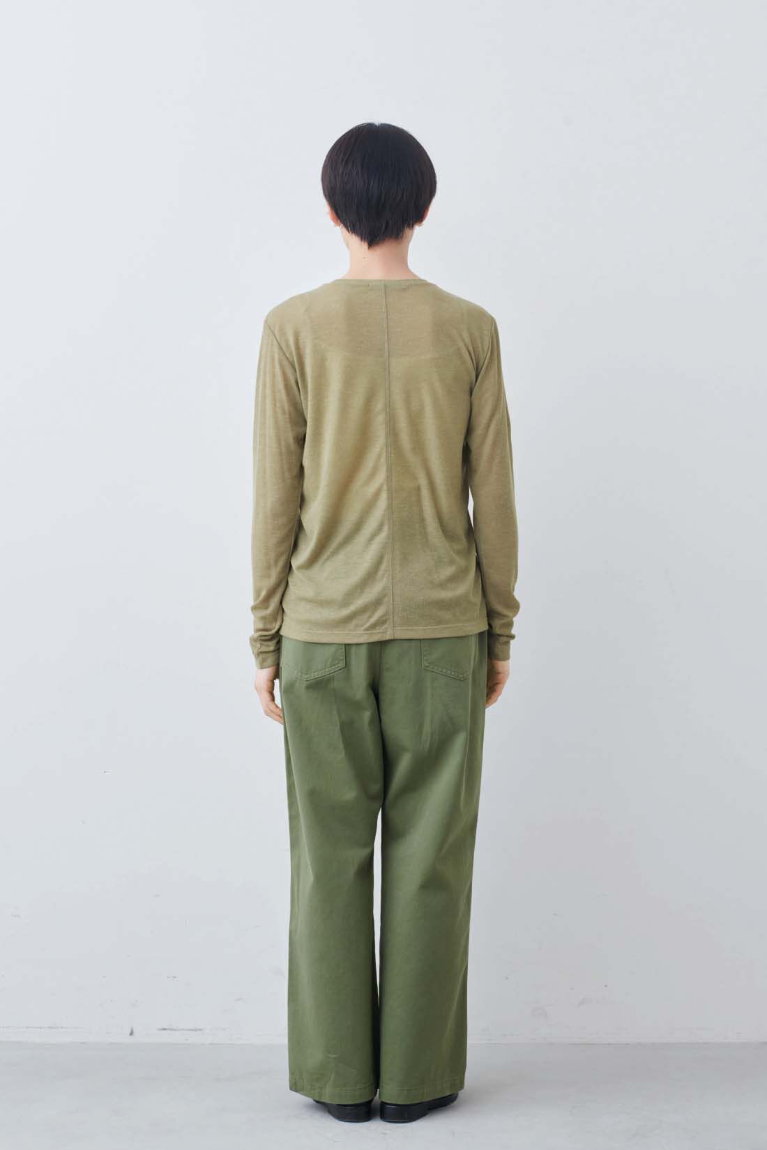 THREE FIFTY STANDARD|ベーシックなベイカーパンツ〈カーキグリーン〉とガラスパールのイヤアクセサリーのコーディネート