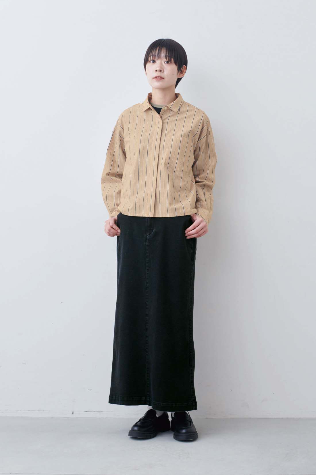 THREE FIFTY STANDARD|クロップド丈のストライプシャツ〈シナモンベージュ〉とシックなウォッシュドブラックデニムのスカートのコーディネート