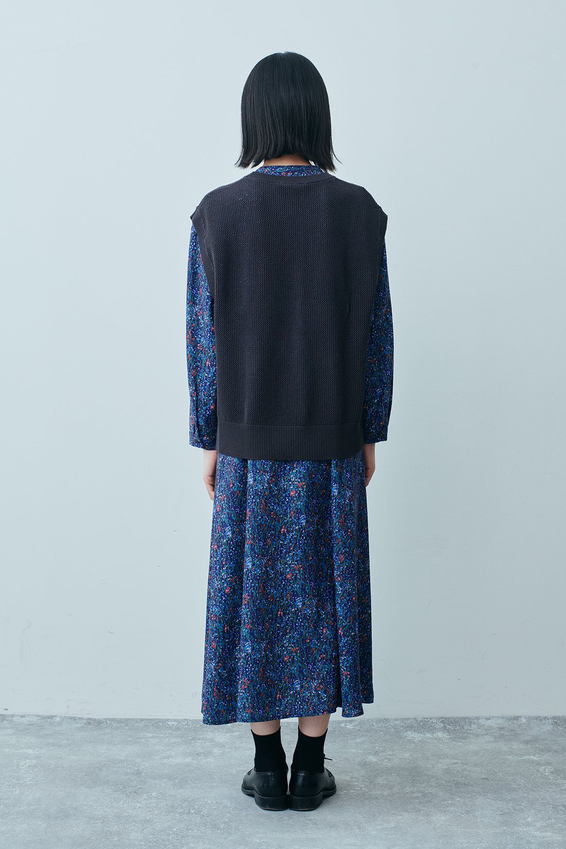 THREE FIFTY STANDARD|ミュルーズモダンワンピースＢＬ　ＴＦＳと色をきかせたソックスセットＴＦＳのコーディネート|モデル身長：163cm 着用サイズ：M