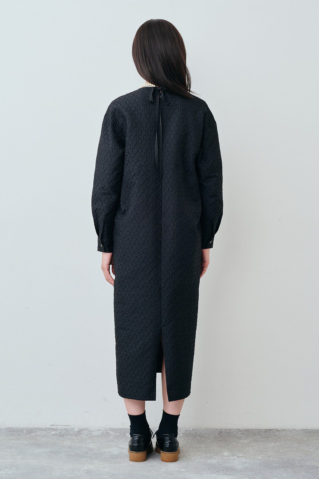 THREE FIFTY STANDARD|小谷実由さんコラボ ジャカード 花柄ワンピース〈ブラック〉と桜の木のウッドパールネックレス TFSのコーディネート THREE FIFTY STANDARD|小谷実由さんコラボ ジャカード 花柄ワンピース〈ブラック〉と桜の木のウッドパールネックレス TFSのコーディネート