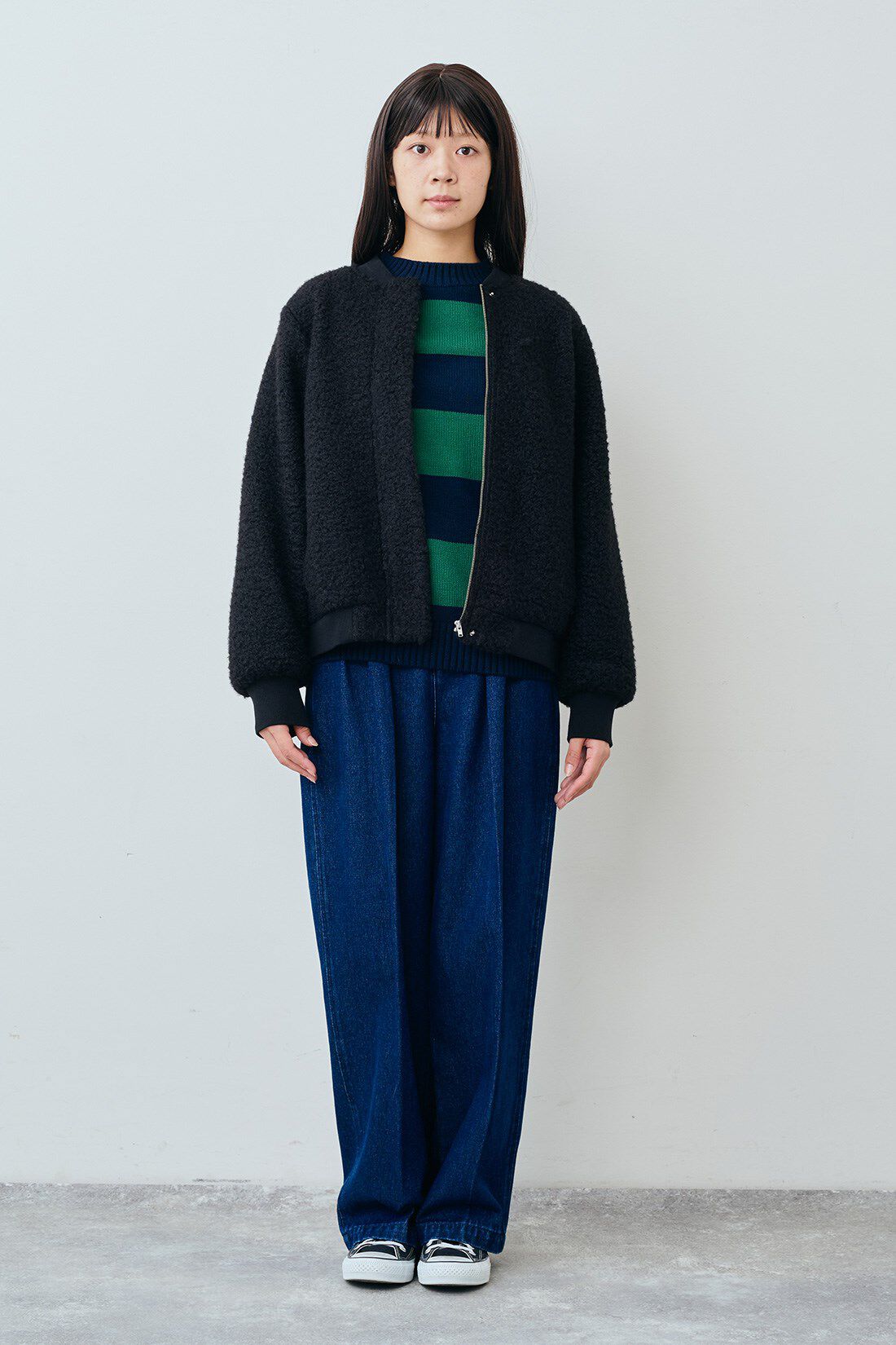 THREE FIFTY STANDARD［スリーフィフティースタンダード］|ボアジップアップブルゾン〈ブラック〉と綿100％ デニムのトラウザーパンツのコーディネート