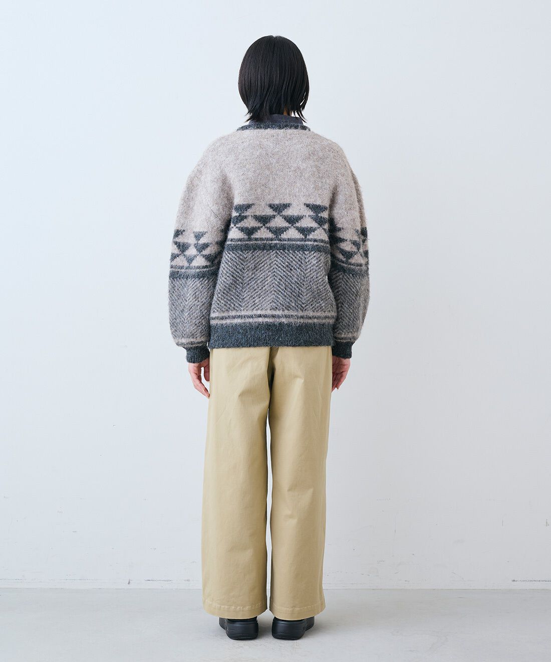 THREE FIFTY STANDARD|あったか起毛のネルシャツ〈ダーク杢グレー〉とすっきりノータックのチノパンツ〈ベージュ〉のコーディネート