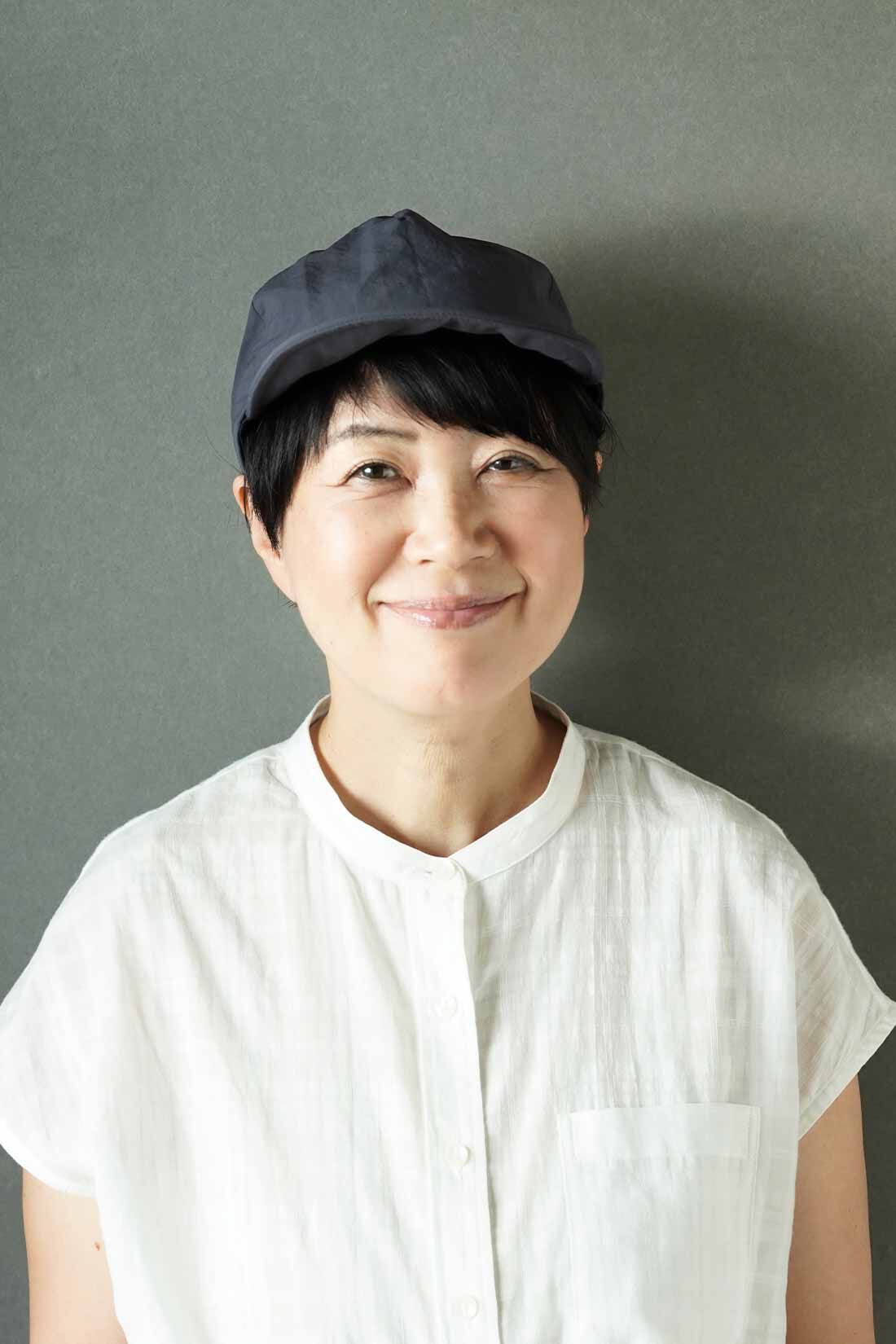 THREE FIFTY STANDARD|THREE FIFTY STANDARD 金子敦子さんと作った ワイヤー入りコンパクトキャップ〈チャコールグレー〉|カジュアルなTシャツにはもちろん、こんな清潔感のある白のトップスと合わせても。チャコールグレーが、印象をやさしく引き締めてくれます。