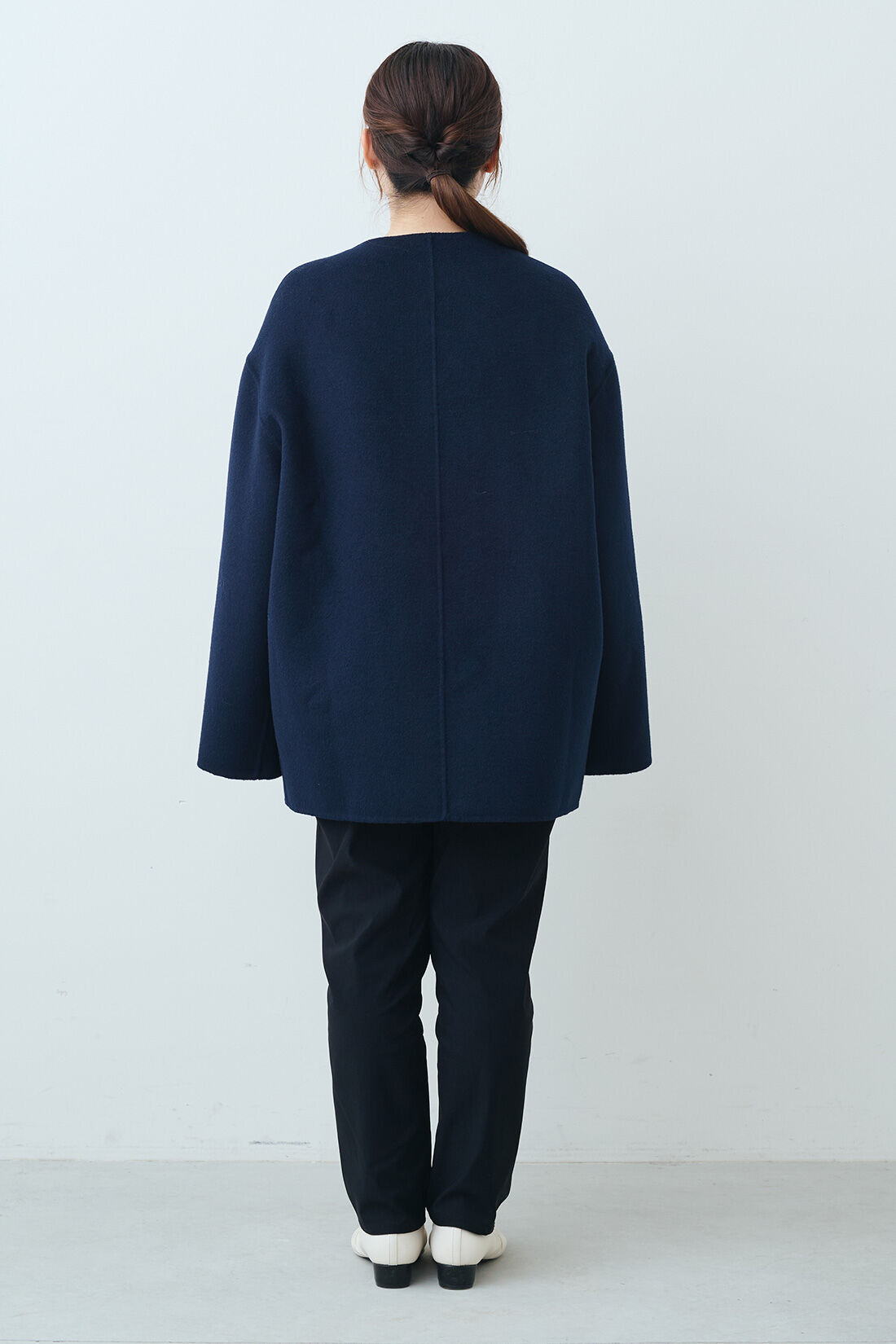 THREE FIFTY STANDARD|THREE FIFTY STANDARD リバー仕立てのウール混ノーカラーコート〈ネイビー〉|モデル身長：149cm　着用サイズ：M