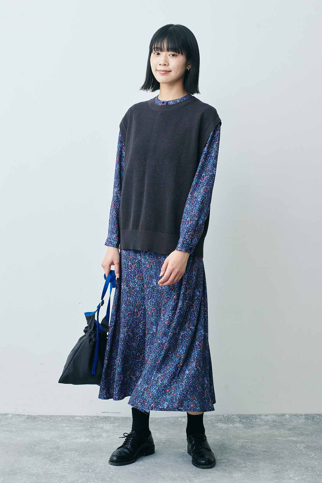 THREE FIFTY STANDARD|ミュルーズモダンワンピースＢＬ　ＴＦＳと色をきかせたソックスセットＴＦＳのコーディネート|モデル身長：163cm 着用サイズ：M