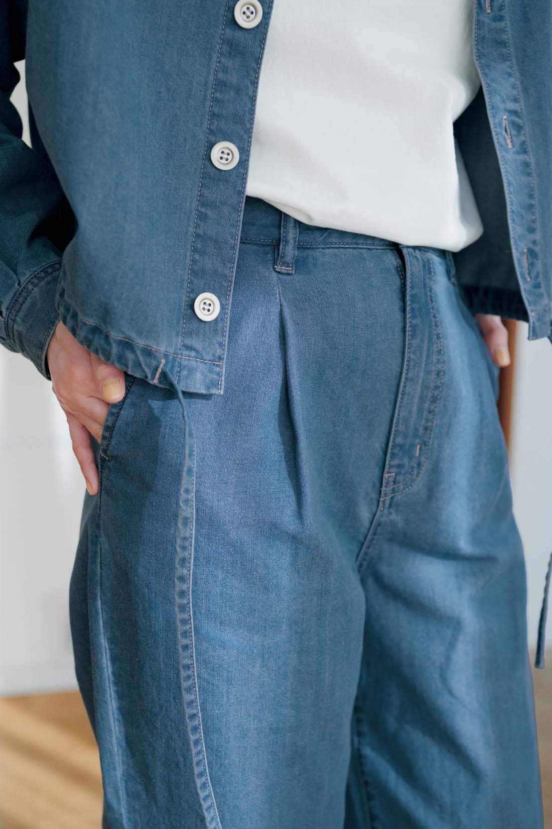 THREE FIFTY STANDARD|THREE FIFTY STANDARD　ライトデニムのタックワイドパンツ