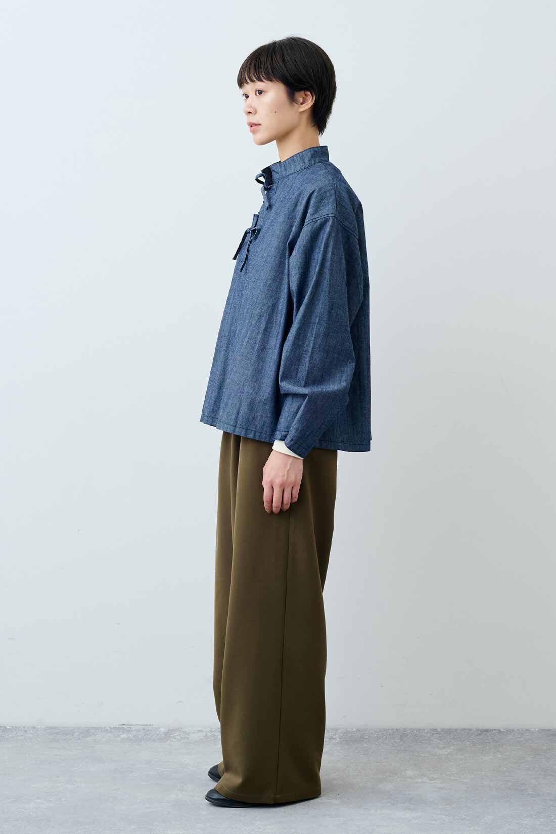 THREE FIFTY STANDARD|小谷 実由さんと作った チェック柄のアンクルコート〈グレー〉とフライス編みのストレッチラグランスリーブTシャツの会とゆるっとワイドパンツ〈カーキ〉のコーディネート|モデル身長：163cm 着用サイズ：M
