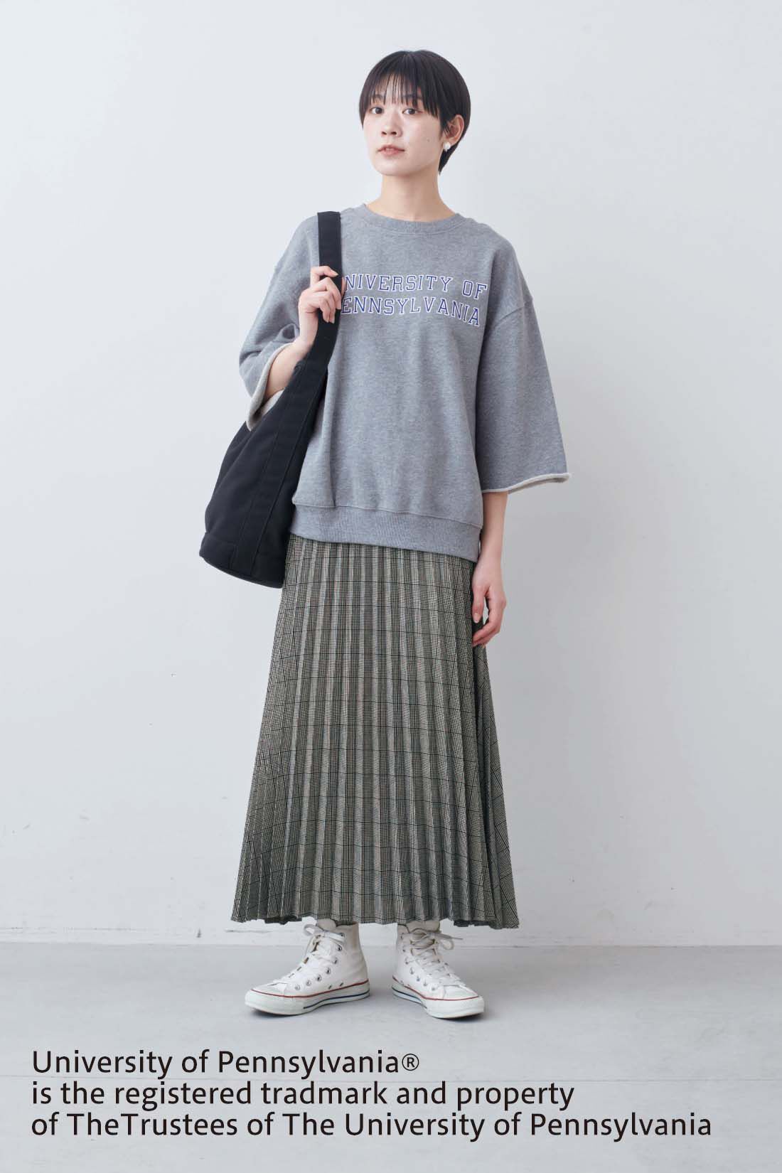 THREE FIFTY STANDARD|THREE FIFTY STANDARD　アメリカンカレッジ ミニ裏毛のロゴトップス〈杢グレー〉|モデル身長：163cm　着用サイズ：M