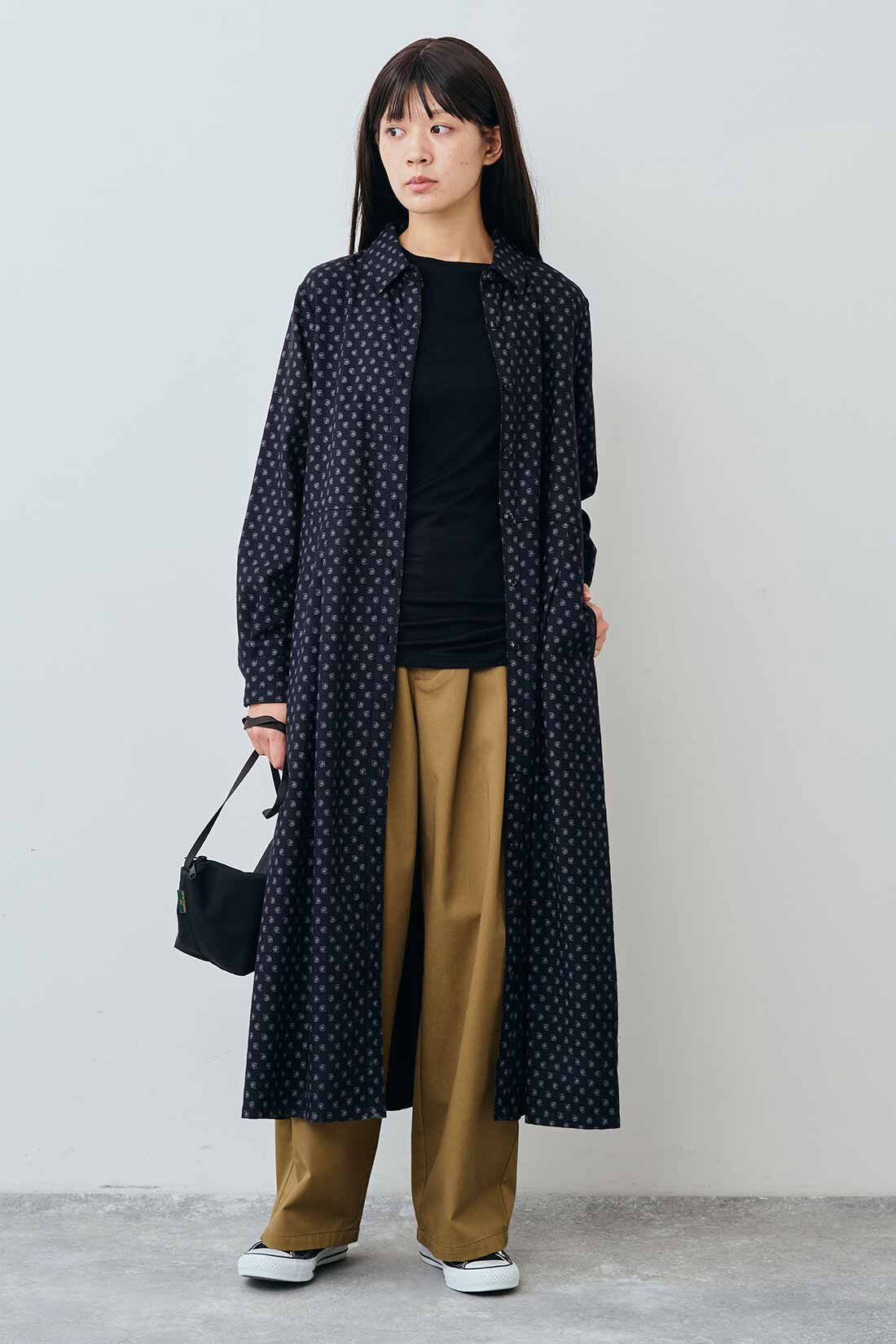 THREE FIFTY STANDARD|ペイズリー柄のシャツワンピース〈ブラック〉とカジュアルすぎないチノパンツ〈キャメル〉のコーディネート