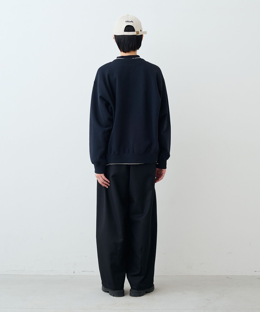 THREE FIFTY STANDARD［スリーフィフティースタンダード］|レトロなボーダーＴシャツ　ＴＦＳとタックテーパードパンツＢＫ　ＴＦＳとレザーのワイドボストンバッグＢＫ　ＴＦＳのコーディネート|モデル身長：163cm 着用サイズ：M