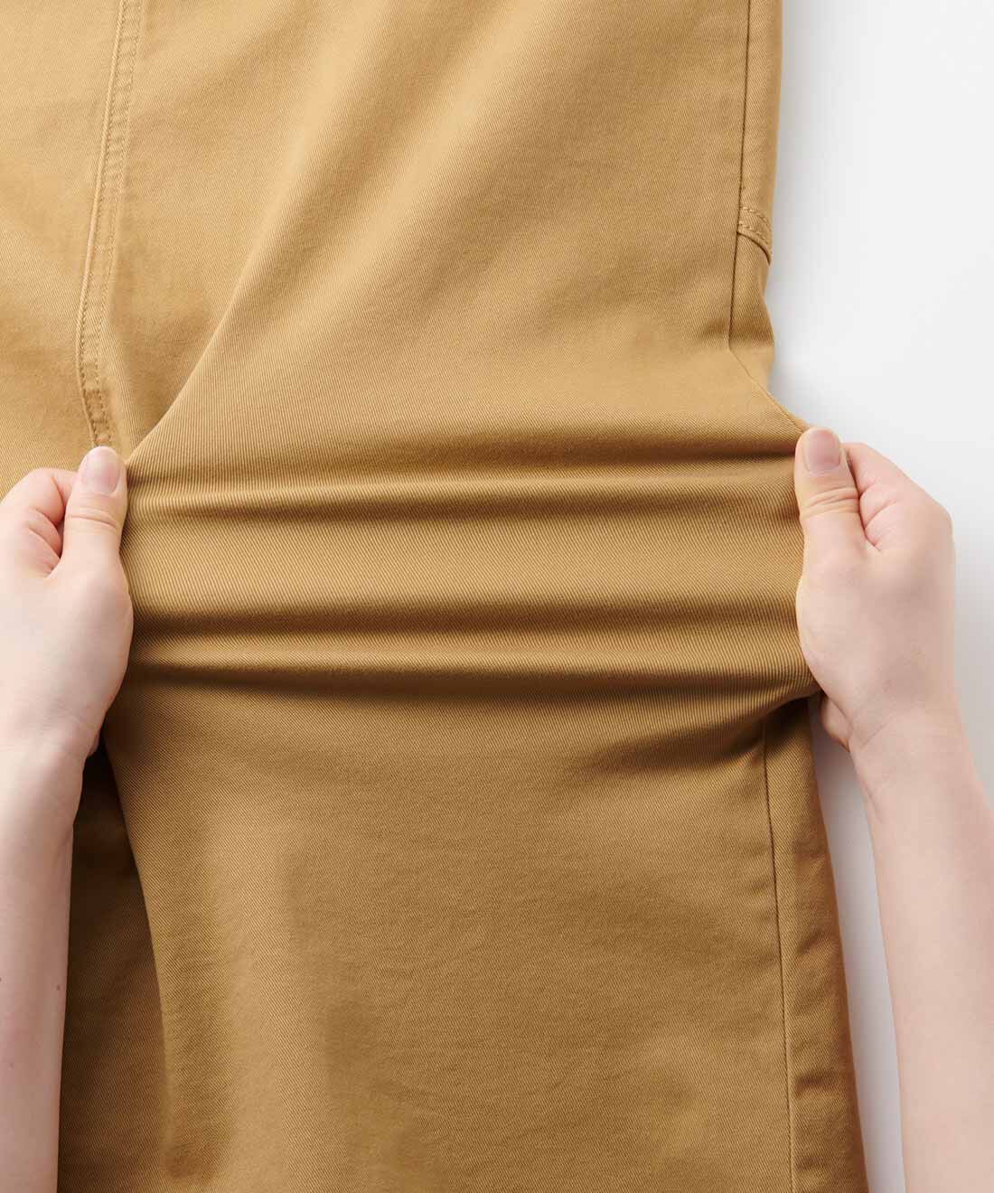 THREE FIFTY STANDARD|THREE FIFTY STANDARD　カツラギペインタースカート〈カーキベージュ〉|伸縮性のある生地で足さばきもスムーズです。