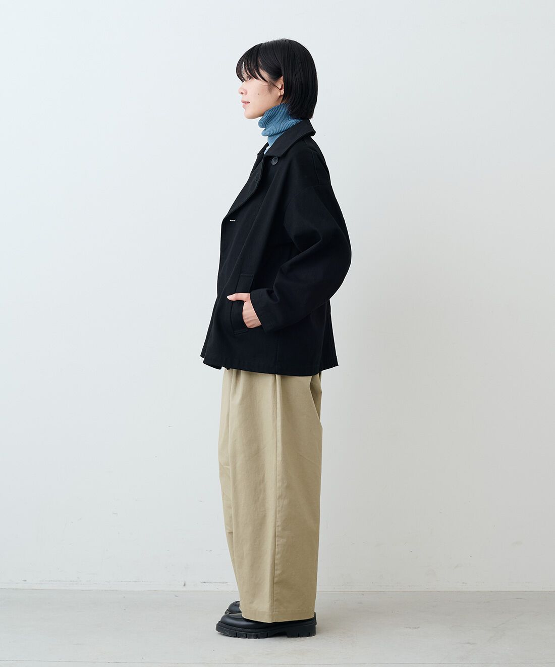 THREE FIFTY STANDARD［スリーフィフティースタンダード］|コットン１００％リブタートル　ＴＦＳと綿麻タックイージーパンツカーキベージュ　ＴＦＳと貝パールのバロック風ネックレス　ＴＦＳのコーディネート|モデル身長：163cm 着用サイズ：M