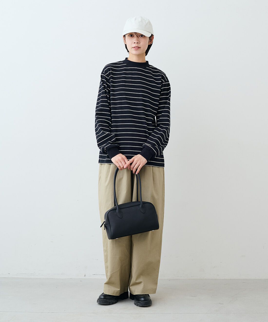 THREE FIFTY STANDARD［スリーフィフティースタンダード］|レトロなボーダーＴシャツ　ＴＦＳと綿麻タックイージーパンツカーキベージュ　ＴＦＳのコーディネート|モデル身長：163cm 着用サイズ：M