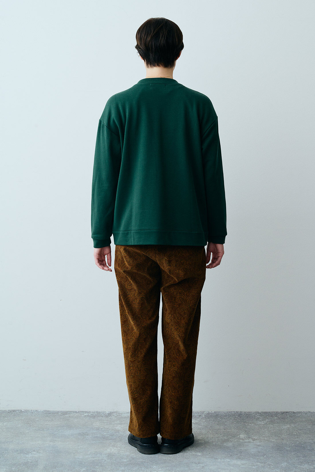 THREE FIFTY STANDARD|Ｖネックカーディガン〈グリーン〉ＴＦＳとペイズリー柄の細コールパンツＢＲ　ＴＦＳのコーディネート