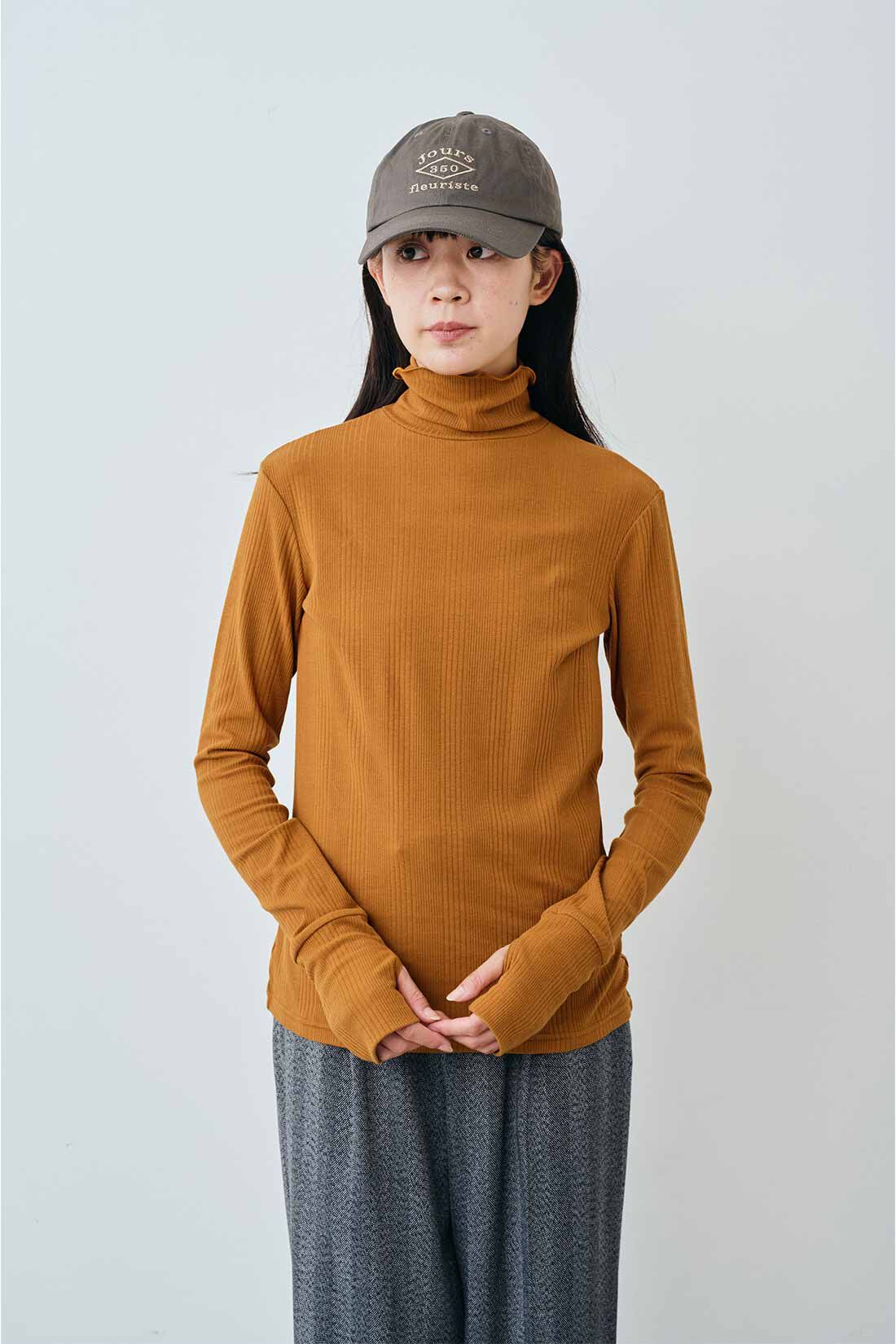 THREE FIFTY STANDARD|THREE FIFTY STANDARD ランダムテレコのカットソータートル〈キャメル〉|モデル身長：163cm　着用サイズ：M