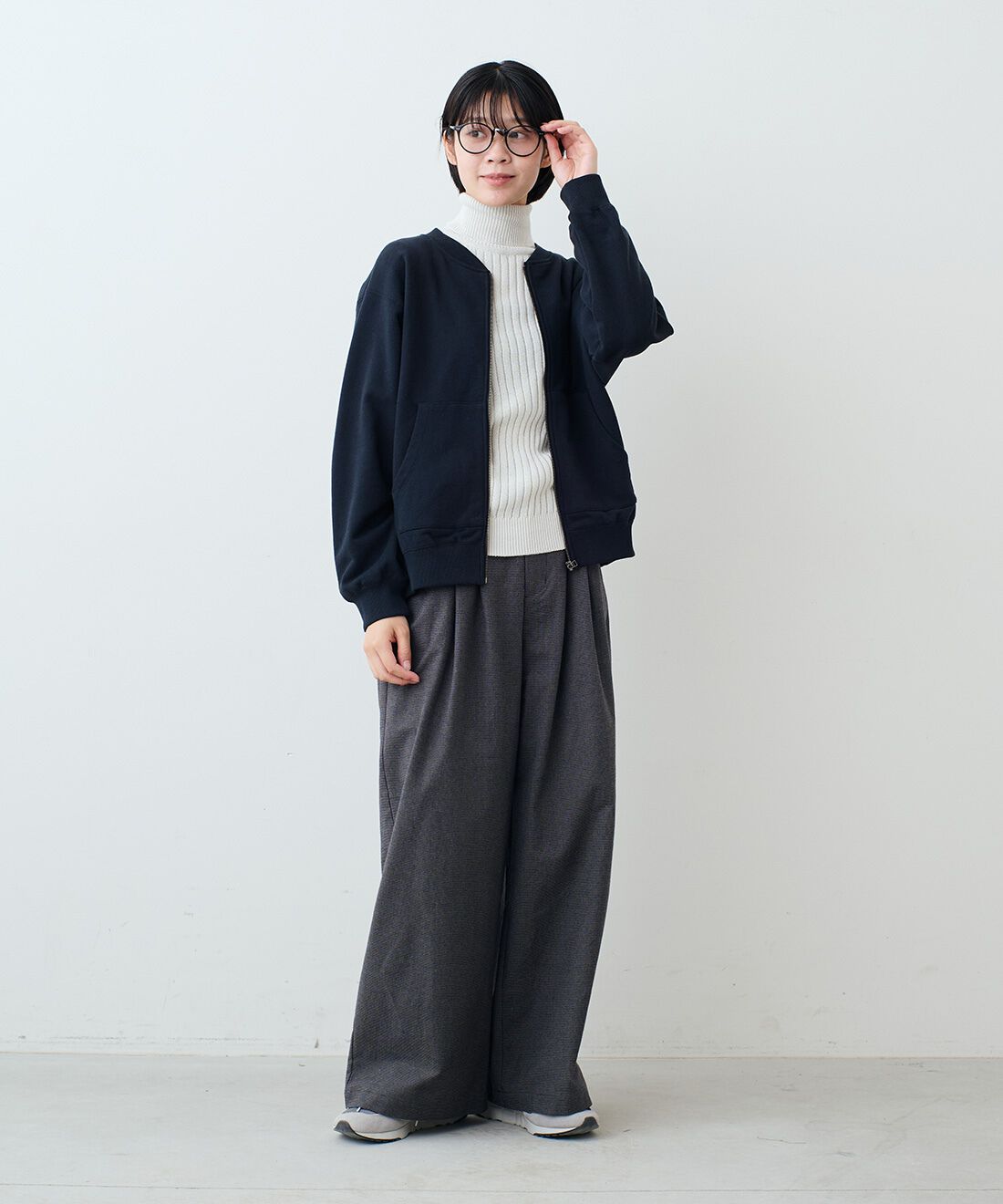 THREE FIFTY STANDARD［スリーフィフティースタンダード］|ジップアップスウェットジャケットＮＶ　ＴＦＳと千鳥格子のワイドタックパンツ　ＴＦＳとレザーのワイドボストンバッグＢＫ　ＴＦＳのコーディネート|モデル身長：163cm 着用サイズ：M