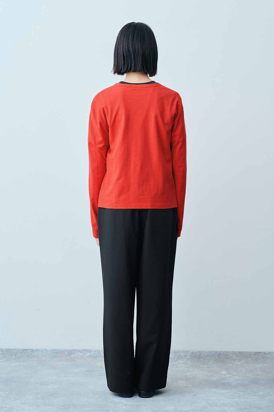 THREE FIFTY STANDARD|しわになりにくい タックパンツ〈ブラック〉のコーディネート|モデル身長：163cm 着用サイズ：M