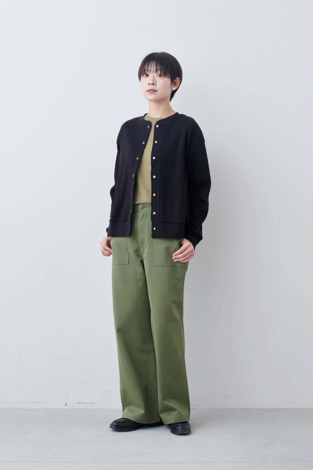 THREE FIFTY STANDARD|針抜きテレコのカットソーアンサンブル〈ブラック〉とベーシックなベイカーパンツ〈カーキグリーン〉のコーディネート