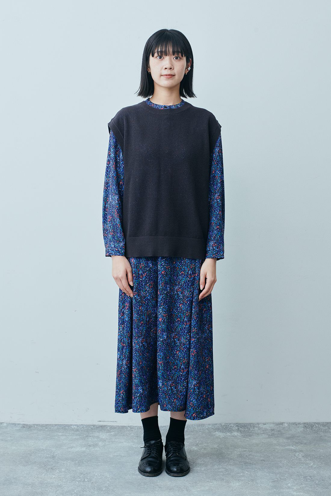 THREE FIFTY STANDARD|ミュルーズモダンワンピースＢＬ　ＴＦＳと色をきかせたソックスセットＴＦＳのコーディネート|モデル身長：163cm 着用サイズ：M