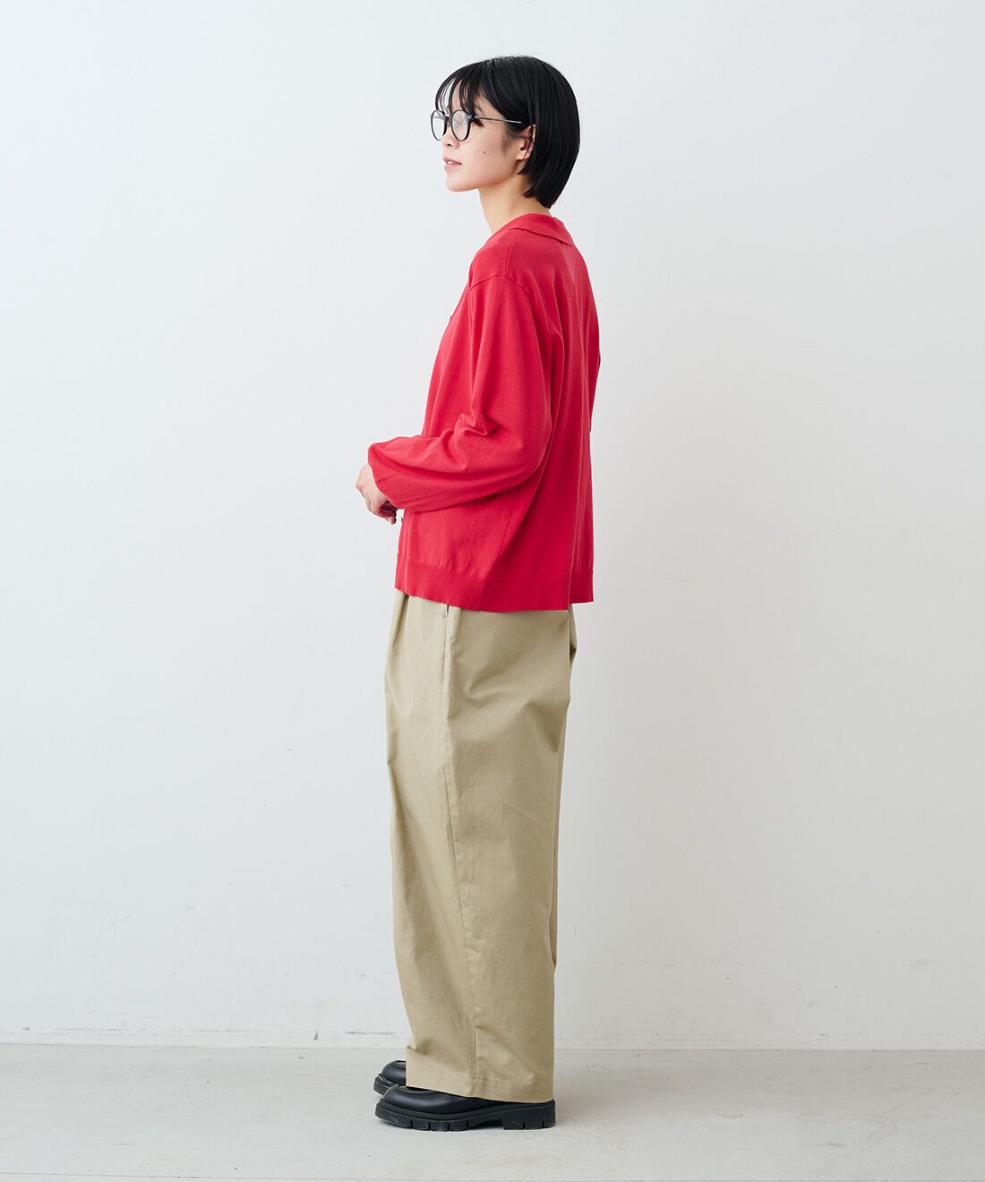 THREE FIFTY STANDARD|シアーなカットソートップスの会と綿麻タックイージーパンツカーキベージュ　ＴＦＳのコーディネート|モデル身長：163cm 着用サイズ：M
