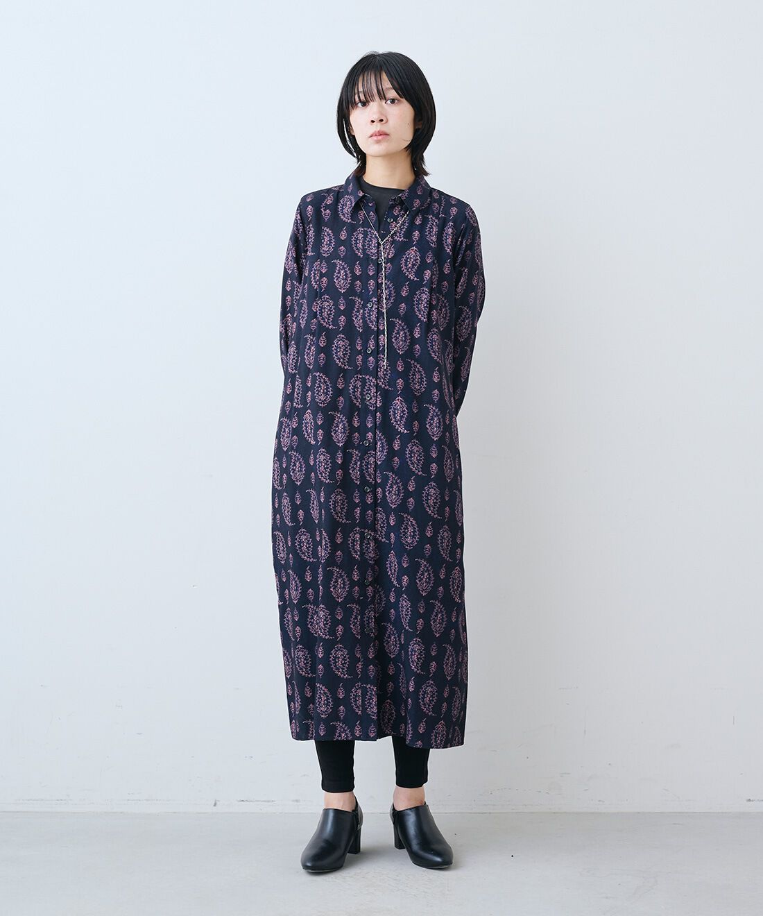 THREE FIFTY STANDARD|さらっとした肌触りのウール混Tシャツとやさしい肌ざわりシルク混 レギンスとレザーのワイド ボストンバッグ〈ブラック〉のコーディネート