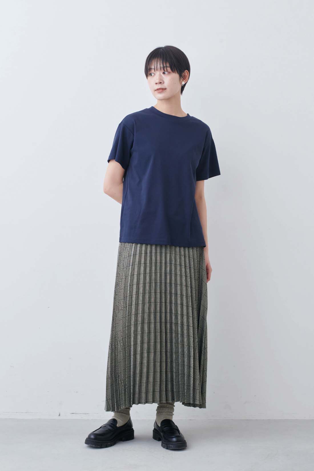 THREE FIFTY STANDARD|THREE FIFTY STANDARD　シルキーな肌ざわりのベーシックなTシャツの会|モデル身長：163cm　着用サイズ：M